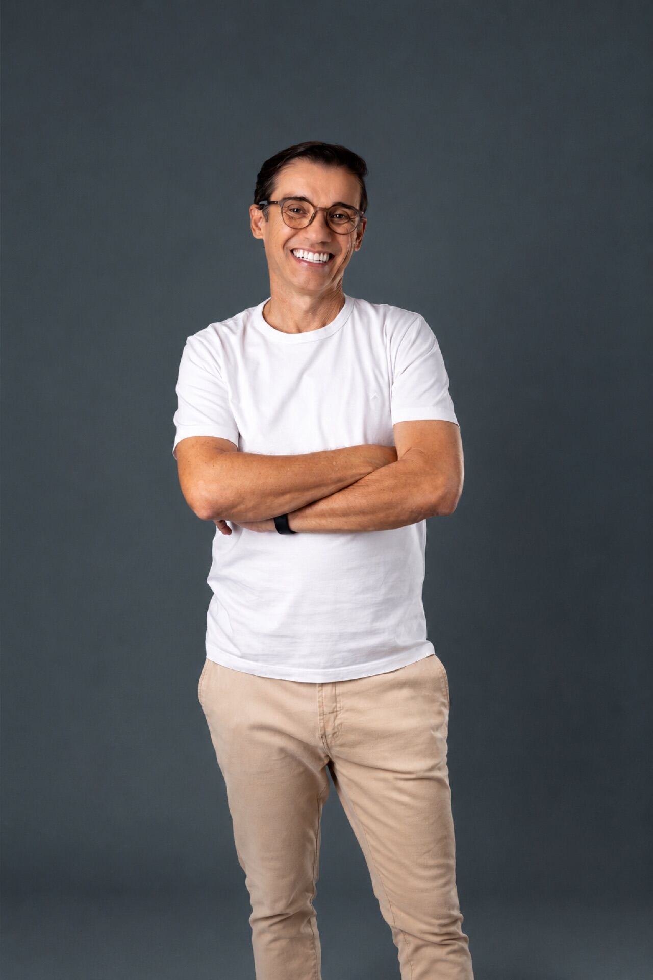 Marcos Paiva de braços cruzados